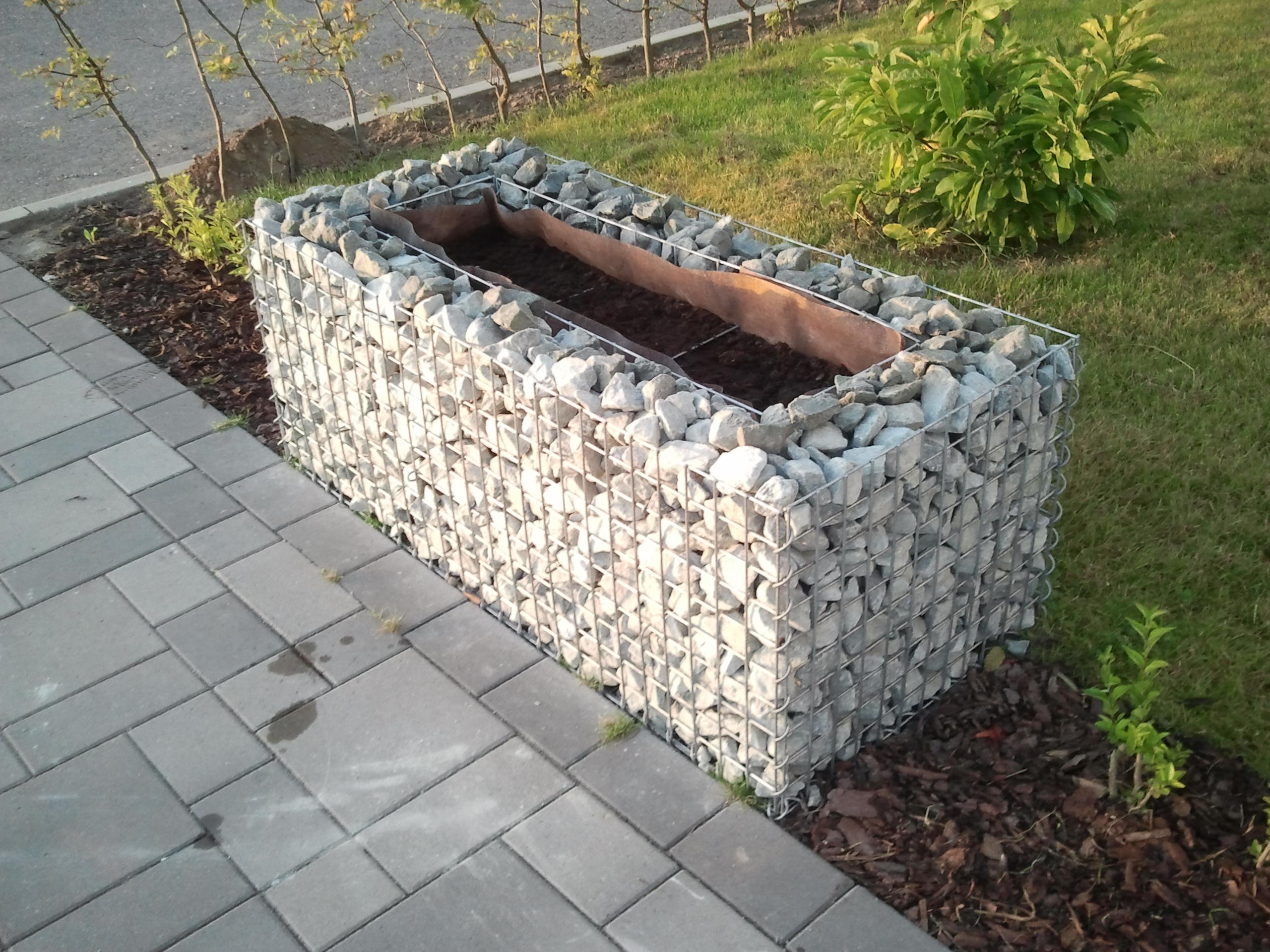 Högbädd, fyrkantig 100 cm x 50 cm x 50 cm (L x H x D), maskstorlek 5 x 5 cm, väggtjocklek 10 cm