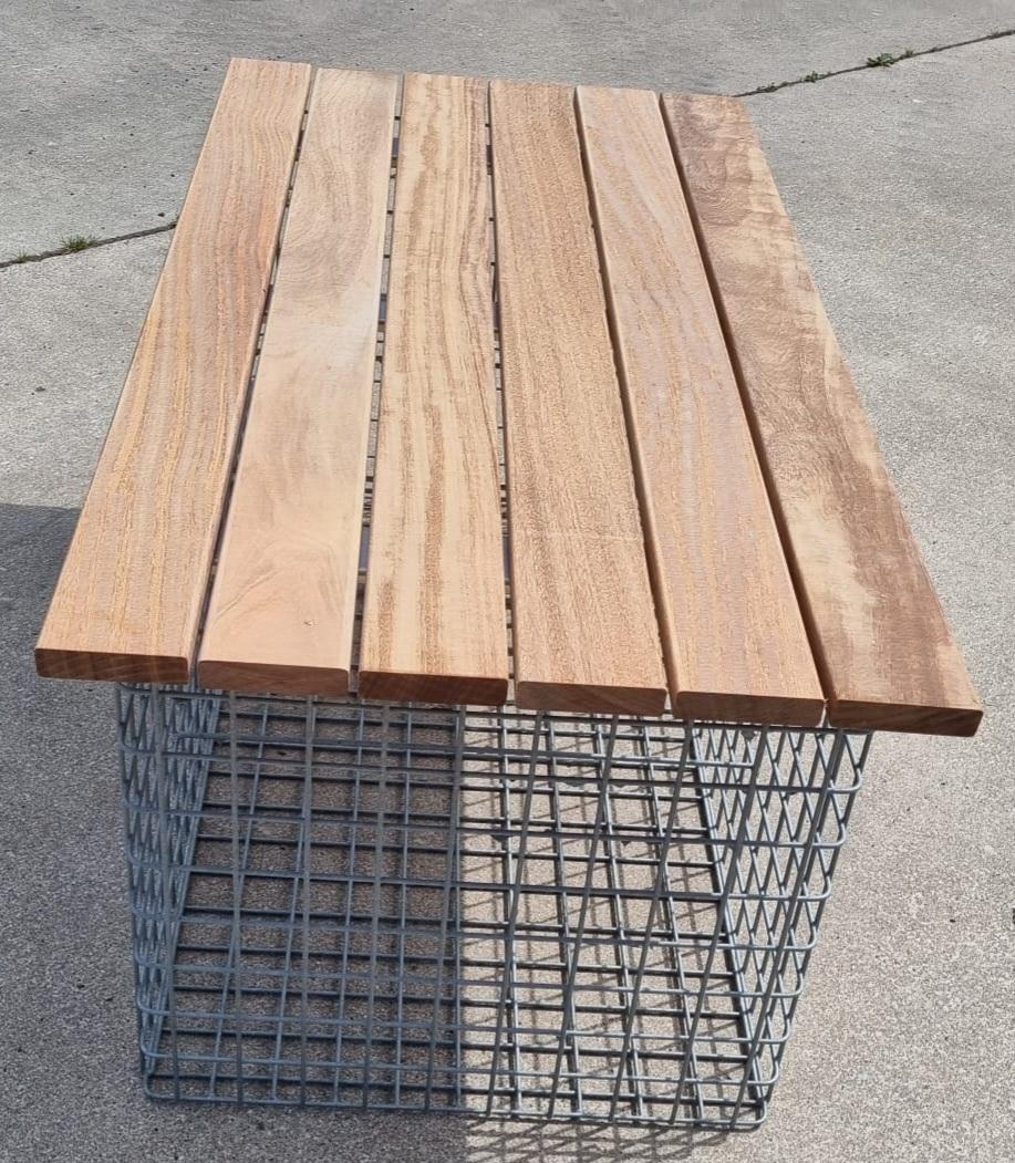 Banco de jardim Cumaru 102 x 45 x 52 cm, malha 5 x 5 cm, galvanizado a quente