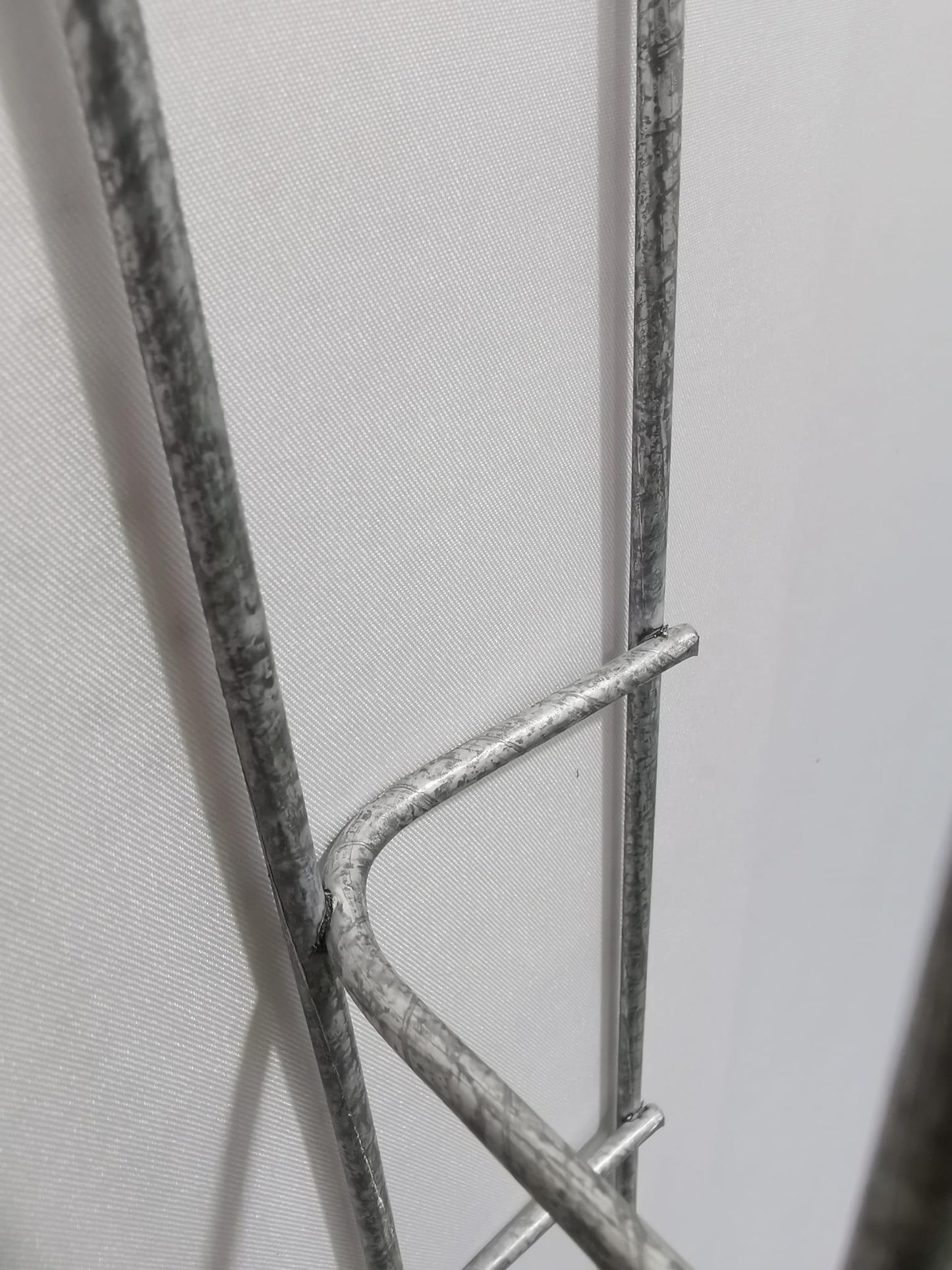 Comprimento do duto de cabos 29 cm, profundidade 5 cm, tamanho da malha 5 x 10 cm