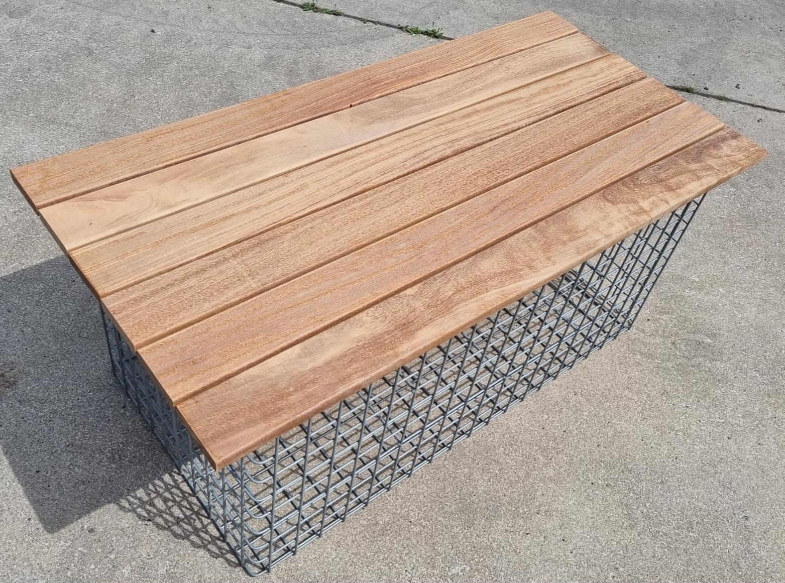 Gartenbank Cumaru 102 x 45 x 52 cm, MW 5 x 5 cm, feuerverzinkt