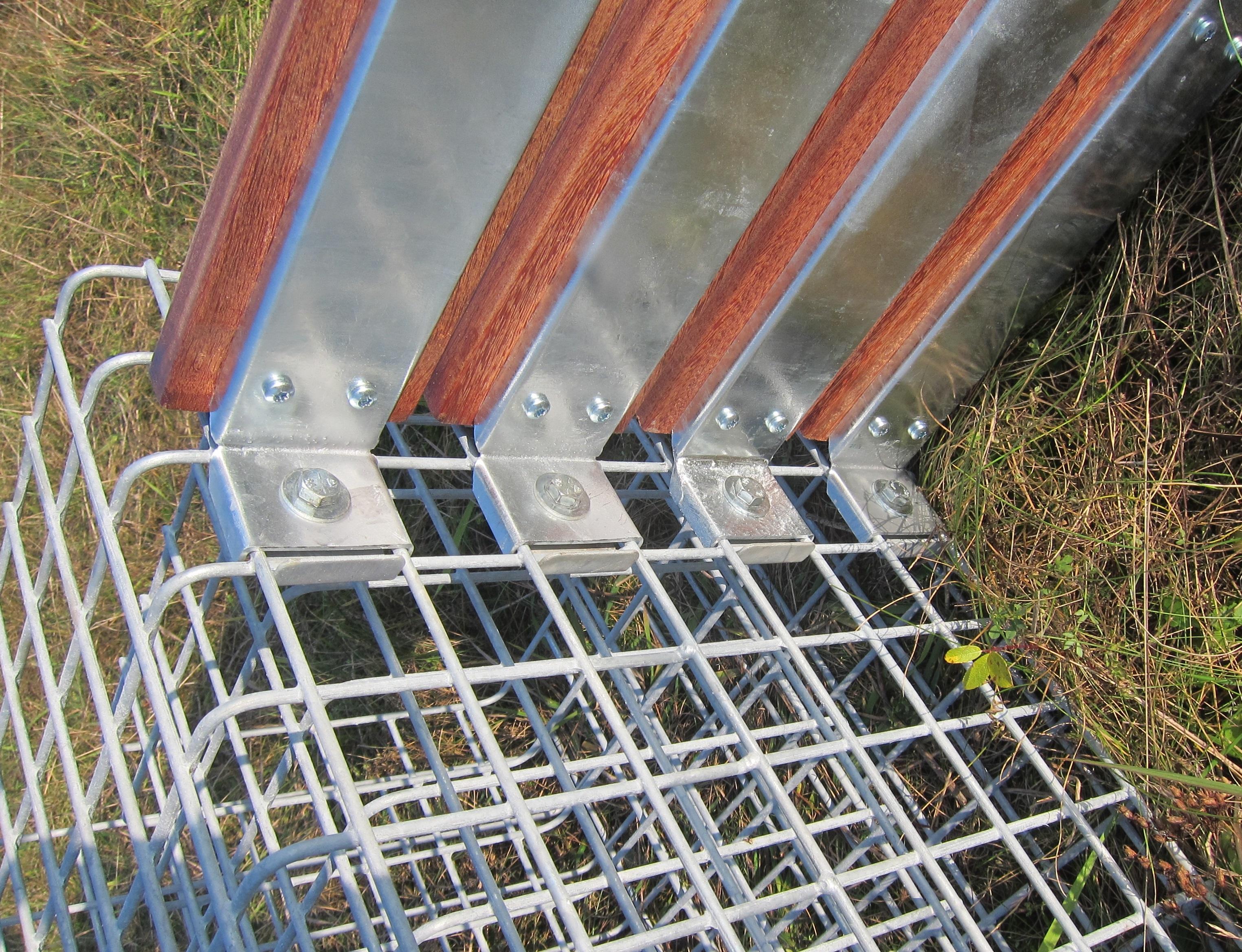 Gabionenbank mit 3 Blumensäulen - Cumaru-Holz, 205 cm Länge x 60 cm Höhe x 37 cm Tiefe, feuerverzinkt, MW 5 x 5 cm