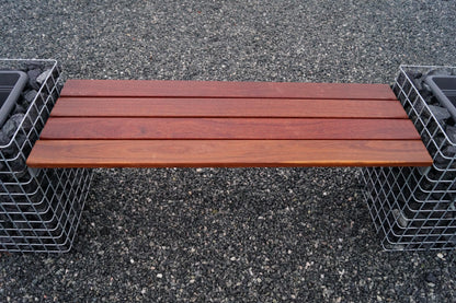 Banco de gabiões com 3 colunas de flores - madeira de Cumaru, 205 cm de comprimento x 60 cm de altura x 37 cm de profundidade, galvanizado a quente, MW 5 x 5 cm